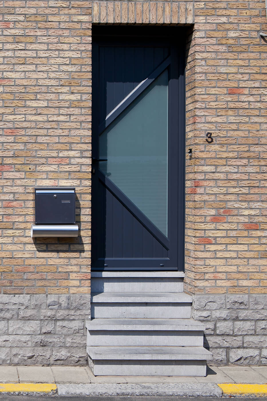 Entrance doors in PVC - Raposo, Expert in Doors & Windows, Image n°1